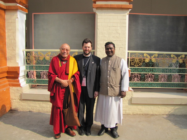 insieme ad alcuni partecipanti (monaci buddisti e religiosi cattolici indiani