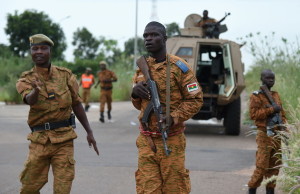 Soldiers of Burkina Faso's loyalist troops stand guard near the Naba Koom II barracks, the base of the Presidential Security Regiment (RSP) in Ouagadougou on September 30, 2015, within the visit of interim leader Michel Kafando. General Gilbert Diendere, the leader of a failed coup by RSP in Burkina Faso, was in talks on September 30 on handing himself in to the govement that his elite force tried to unseat, after troops stormed the putschists' barracks. AFP PHOTO / SIA KAMBOU / AFP / SIA KAMBOU
