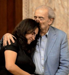 Juan Gelman e sua nipote Macarena nel Palazzo Legislativo di Montevideo il 21/3/2012