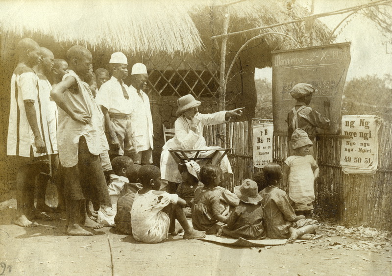 2-X-1927 padre Calandri insegna nelal scuola di Mandimba
