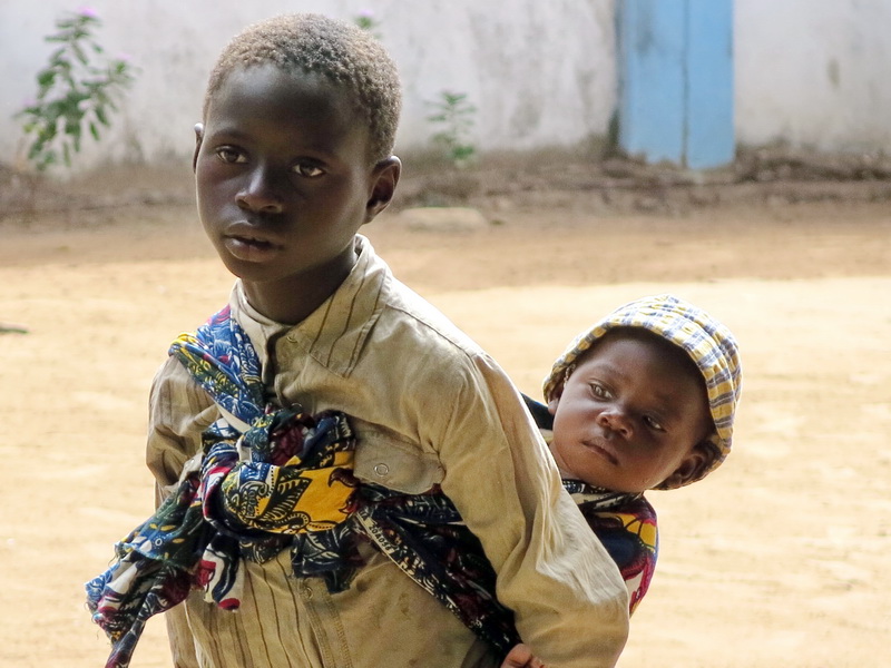 Bambino e fratellino_Centro Nutrizionale_Cuamba_Mozambico c