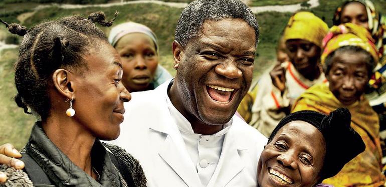 Il dr Mukwege con alcune delle sue pazienti (da Nigrizia.it)