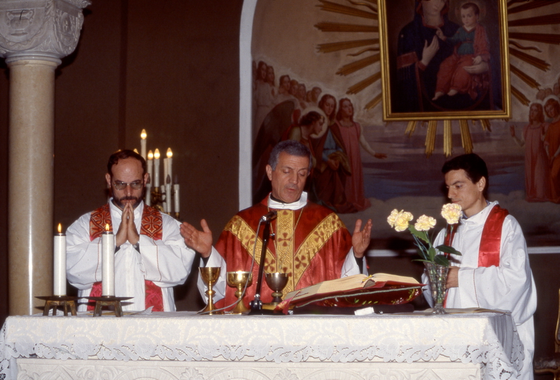 Don Tonino Bello al convegno giovani 1989 a Torino