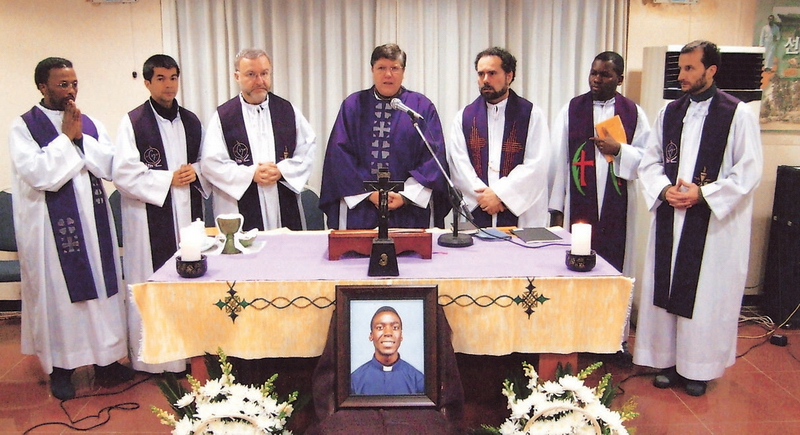 foto 05 – 19 Dicembre 2005 – messa di funerale del padre Joseph Otieno a Yokkok – nostra casa centrale