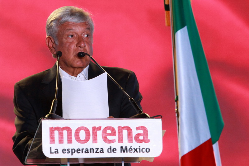 AMLO cierra su campaÒa en el Estadio Azteca