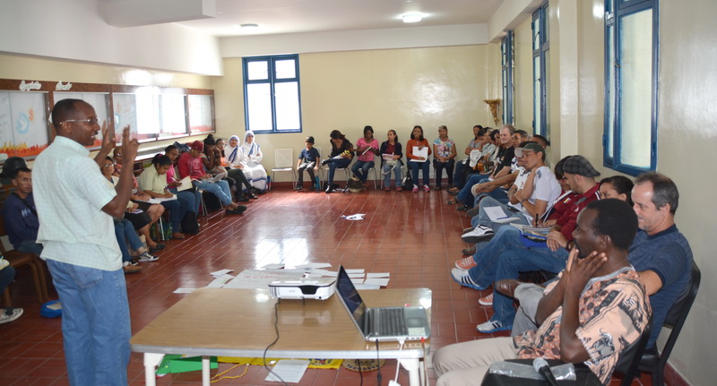 P. Rodrick Tumaini dirige l’assemblea parrocchiale a Carapita