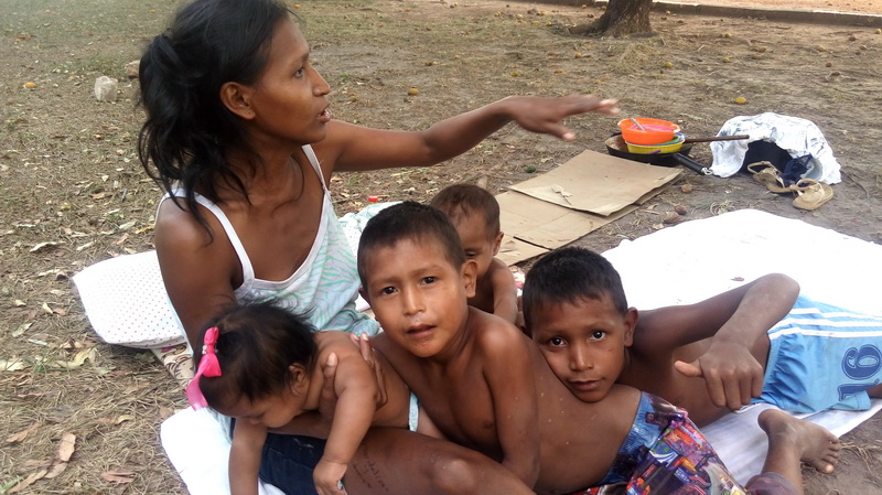 Mãe warao Mardelia Rattia com seus filhos na Praça em Boa Vista_resize