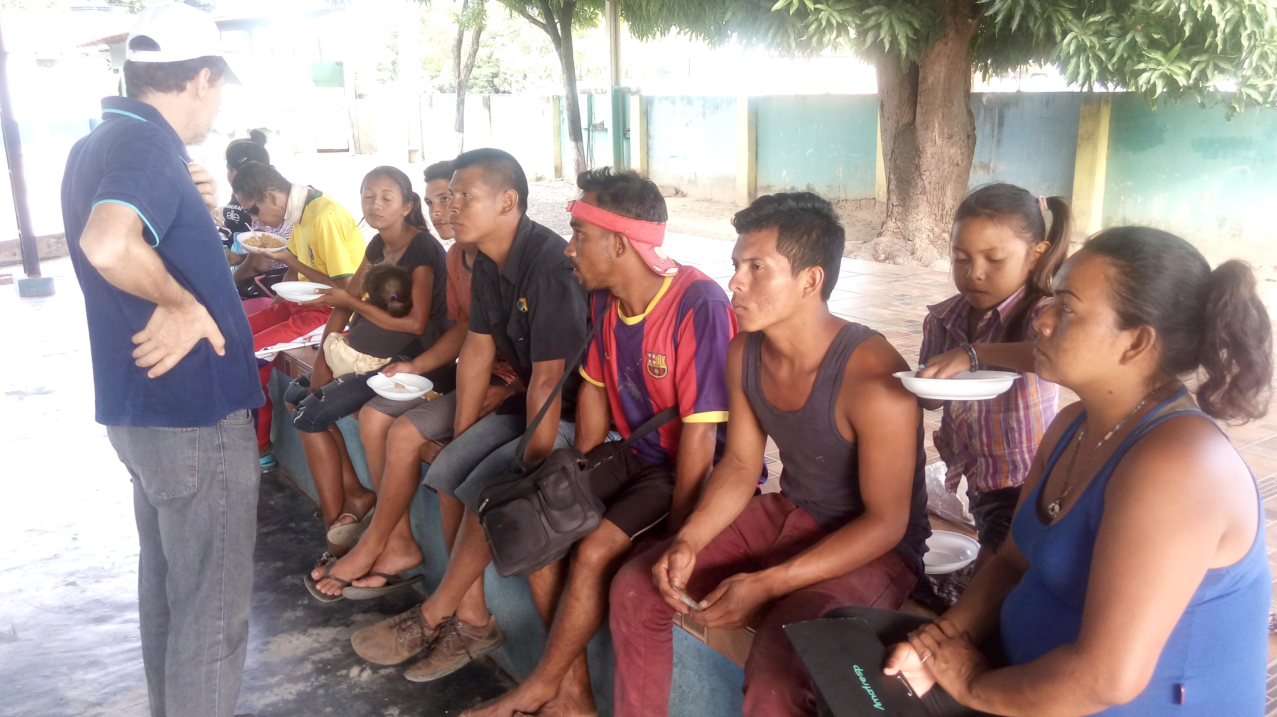 P. Luiz Emer conversa com grupo que chegou de Pacaraima