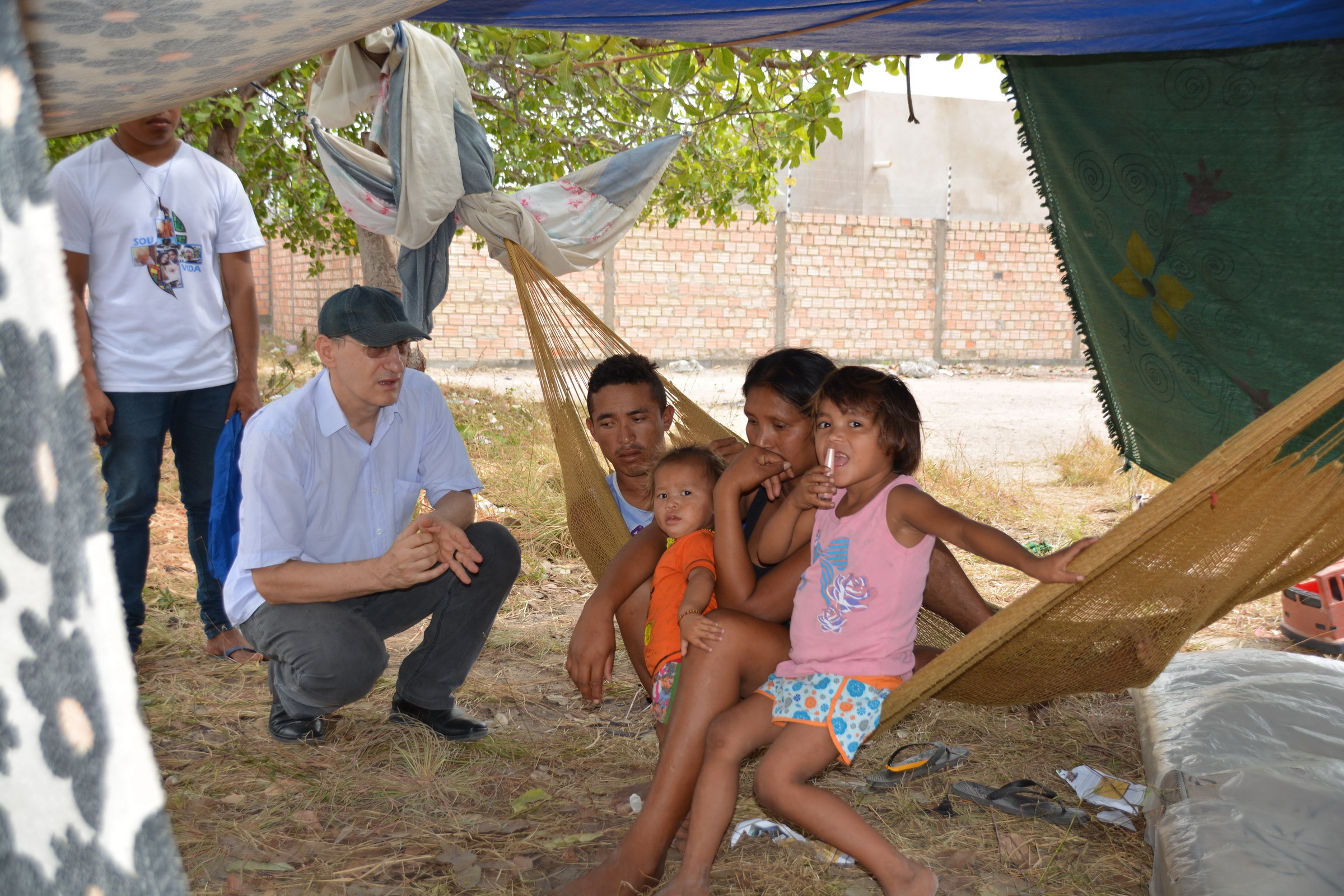 P.Jaime Patias visita família que vive em uma tenda emprovisada no Bairro Pintolândia