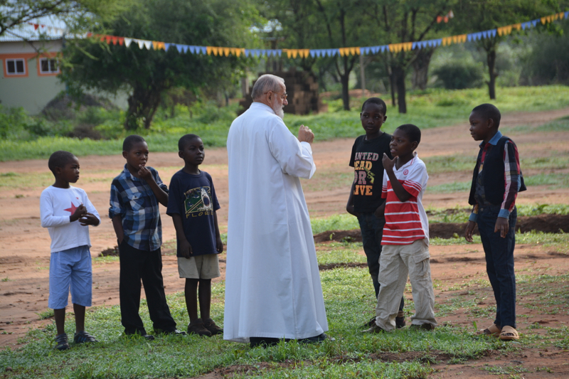 padre Piero Cravero a Manda, in Tanzania. @Jaime Patias