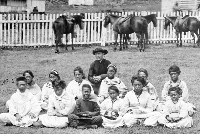 Father_Damien_with_the_Kalawao_Girls_Choir,_at_Kalaupapa,_Molokai,_circa_1878_resize