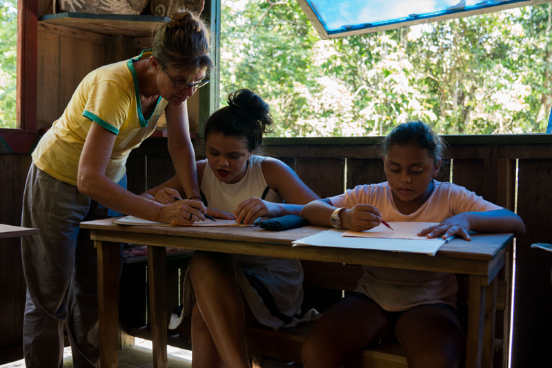 Bianca al lavoro con alcuni alunni della scuola di Vivamazzonia. Foto di Sitah.