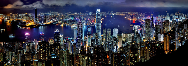 Una spettacolare veduta della Hong Kong notturna. Foto di Skeeze – Pixabay.
