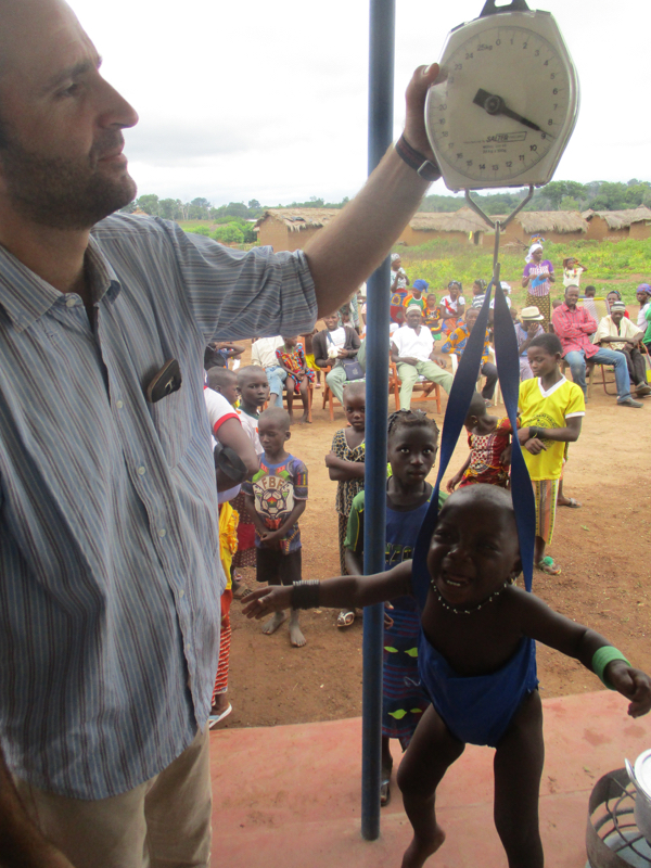 P. Matteo Pettinari dans une campagne contre la malnutrition dans un campement de Dianra Village_resize