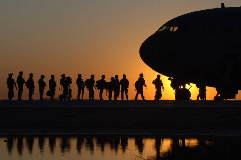 L’imbarco di truppe statunitensi su un aereo. Foto: Skeeze-Pixabay.