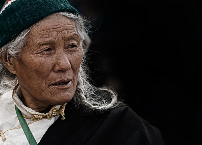 Il volto espressivo di una donna tibetana. Foto: Smokefish – Pixabay.