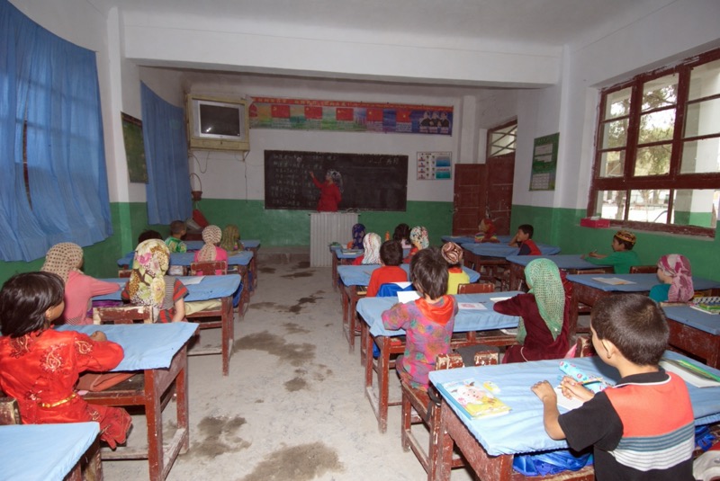 Bambini in una scuola cinese per uiguri a Yarkand. Foto Piergiorgio Pescali.