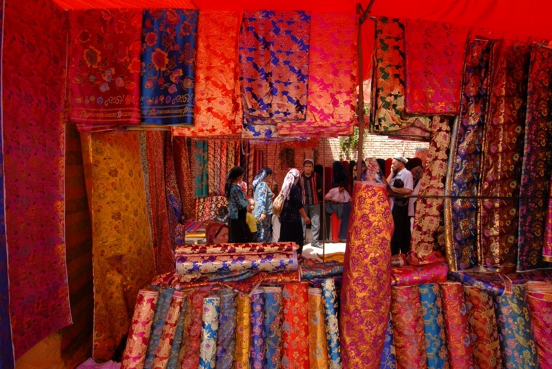 Donne in un negozio di tessuti al mercato di Kashgar. Foto Piergiorgio Pescali.