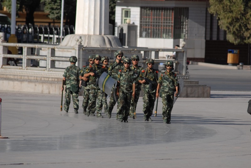 Ronda di militari per le strade di Kashgar. Foto Piergiorgio Pescali.