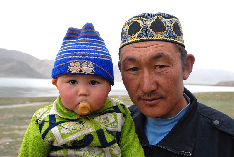 Volti di etnia kirghiza. Foto Piergiorgio Pescali.