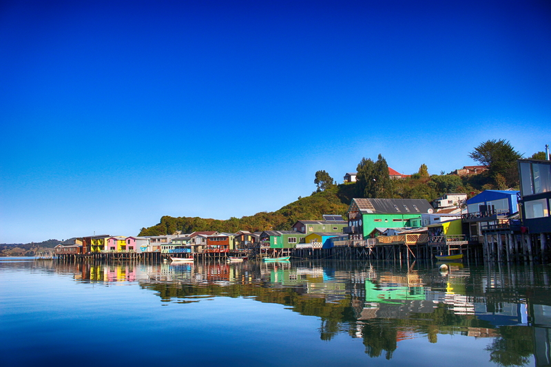 Isola di Chiloé, colori e palafitte. (foto Rodrigo Rioseco-Pixabay).