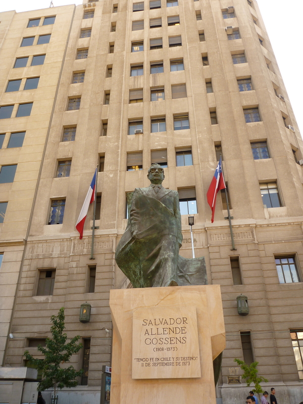 Monumento al presidente Salvador Allende, a Santiago (foto Paolo Moiola).