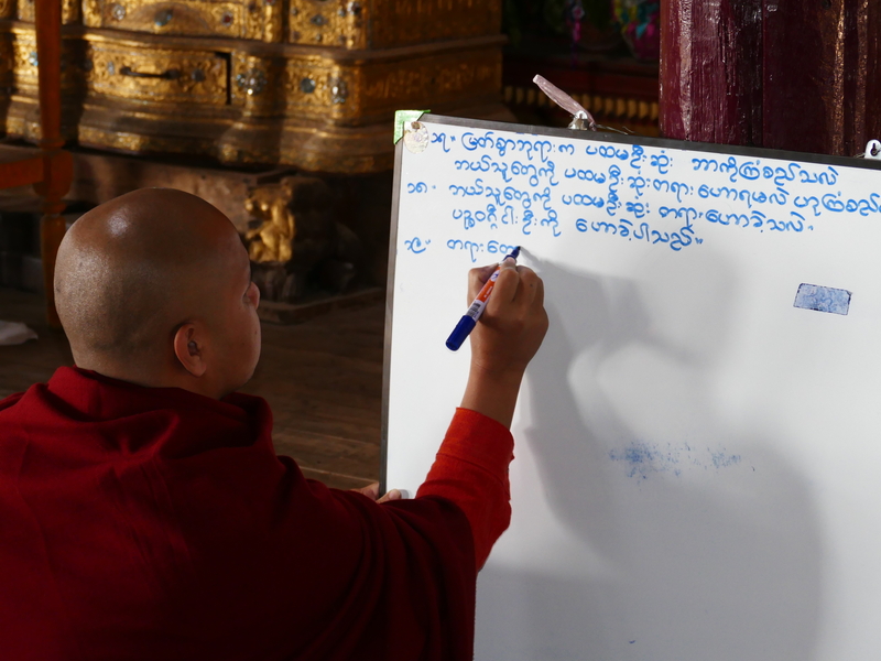 Un monaco buddhista in una scuola. Foto Logga Wiggler – Pixabay.