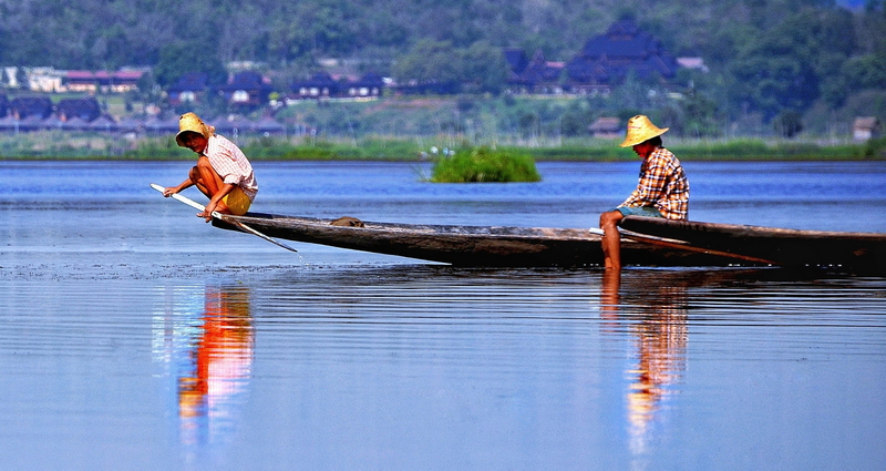 Pescatori sul famoso lago Inle. Foto Richard Mcall – Pixabay.