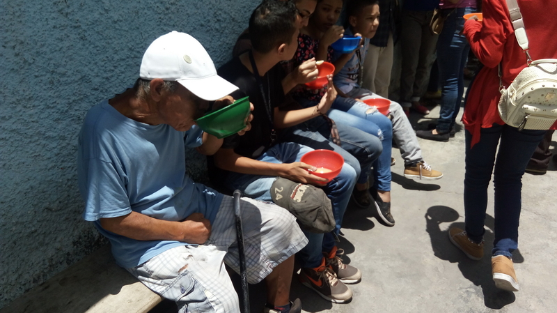 Distribuzione dei pasti a Carapita periferia de Caracas2_resize