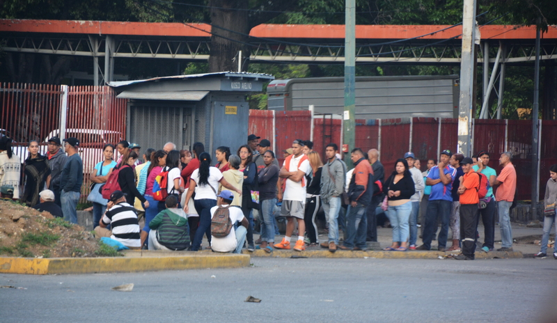 Caracas, coda per comperare cibo (Jaime C. Patias /AfMC)