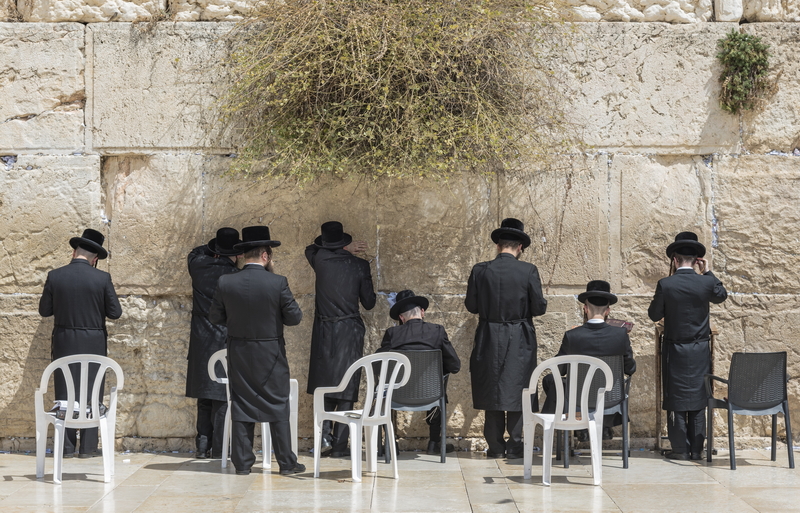 Ebrei ortodossi al «muro del pianto», a Gerusalemme. Foto Pixabay.