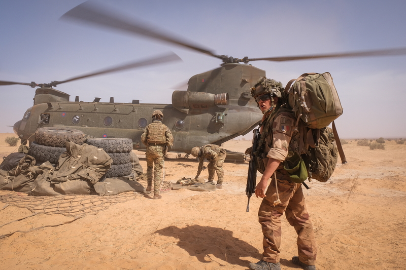 French soldier load british chinook