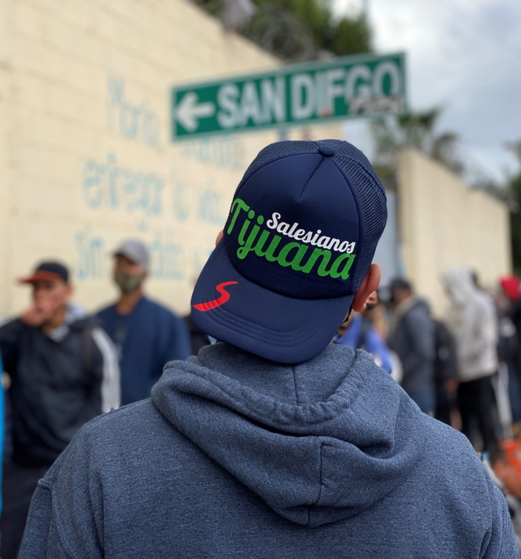 Un ragazzo con un cappellino dei Salesiani di Tijuana. Foto Salesianos-Tijuana.