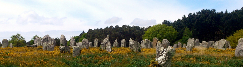 Il complesso megalitico di Carnac, In Bretagna. Foto Deborah Bates – Pixabay.