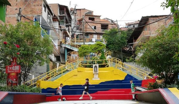Bambini giocano a calcio nel quartiere_resize