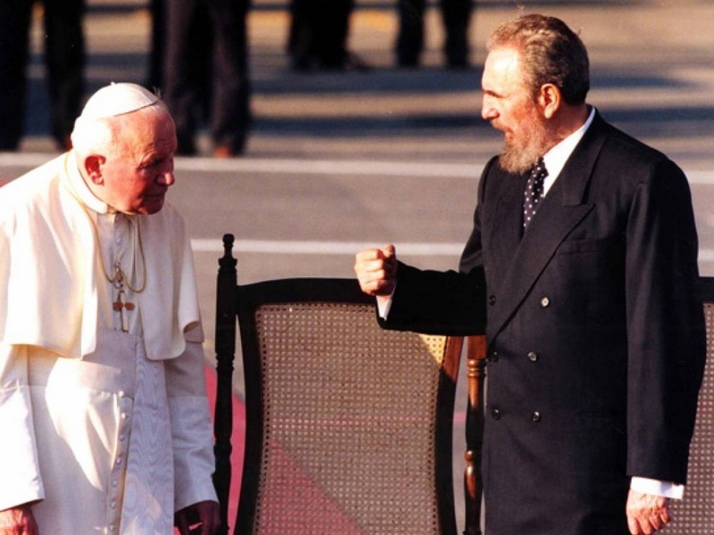 Papa Giovanni Paolo II con Fidel Castro nella visita a Cuba del gennaio 1998.