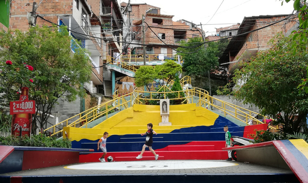 Bambini giocano a_calcio nel quartiere_resize