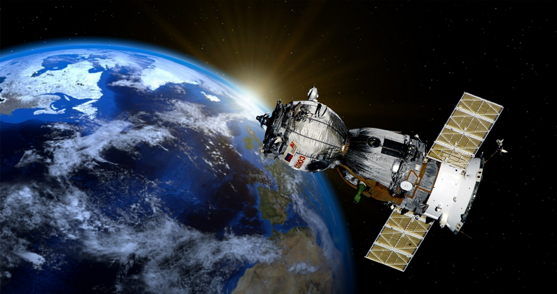 Una satellite in orbita attorno alla terra. Foto Pixabay.