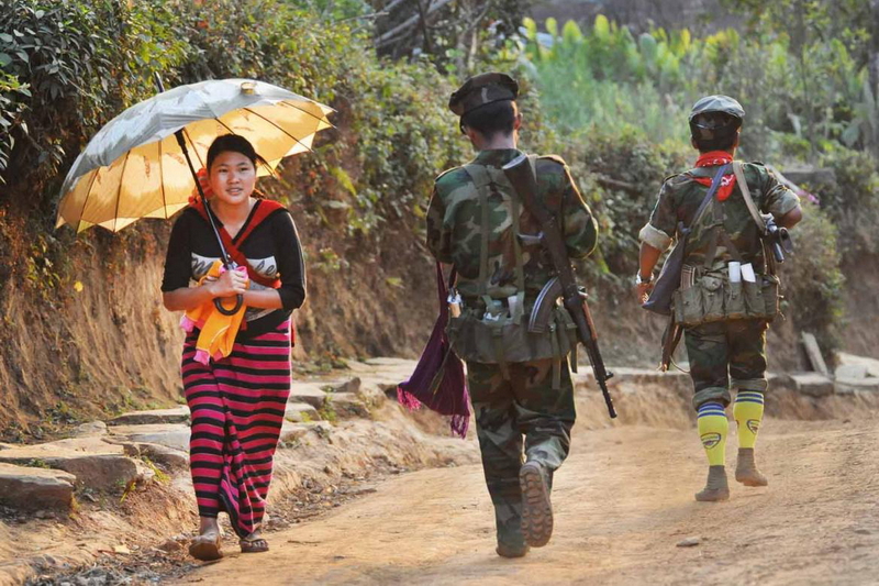 Soldati palaung nello Stato Shan. Foto Steve Tickner / Frontier Myanmar.
