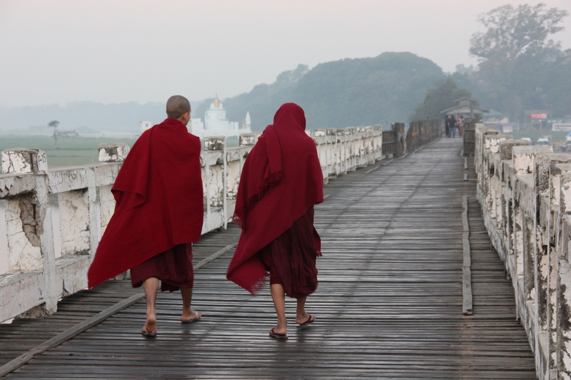 Monaci buddhisti. Foto Steph Loewe – Pixabay.