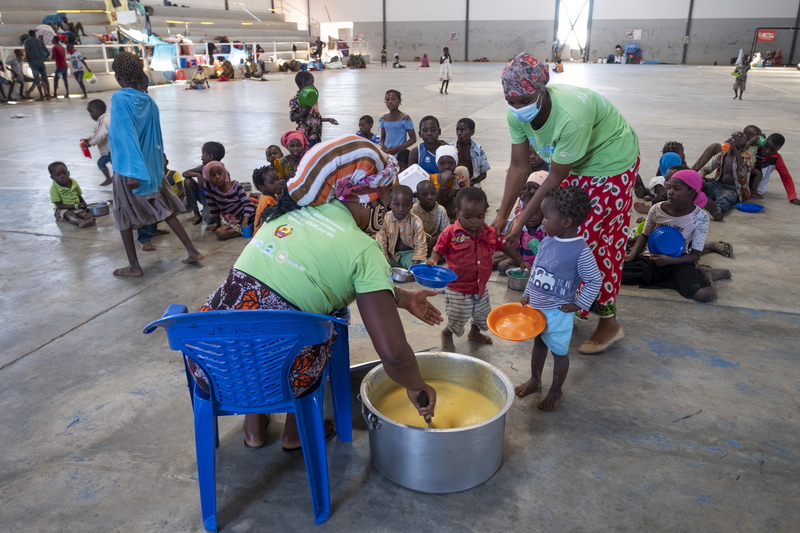 Cabo Delgado. Distribuzione di cibio a bimbi sfollati. Foto Luca S. Pistone.