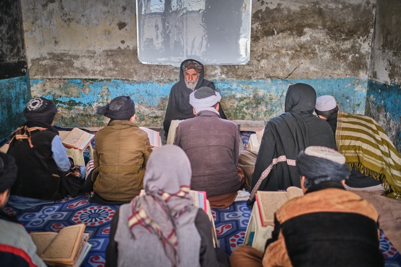 Insegnante e allievi in una scuola coranica di Kandahar. Foto Angelo Calianno.
