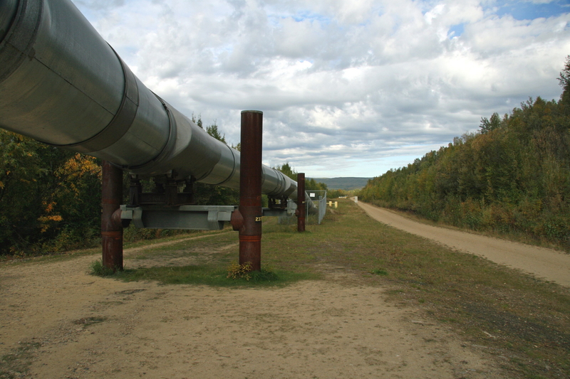Una pipeline in Alaska. Foto David Mark-Pixabay.