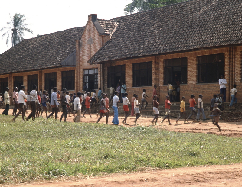 Entrata degli studenti nelal scuola a Wamba, 1983