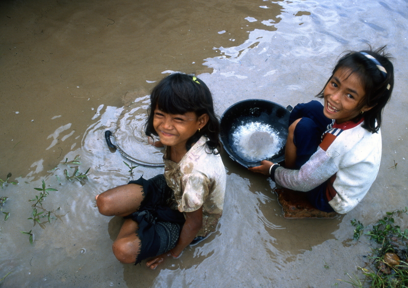 Bambine cambogiane cercando l’oro. Foto Piergiorgio Pescali.