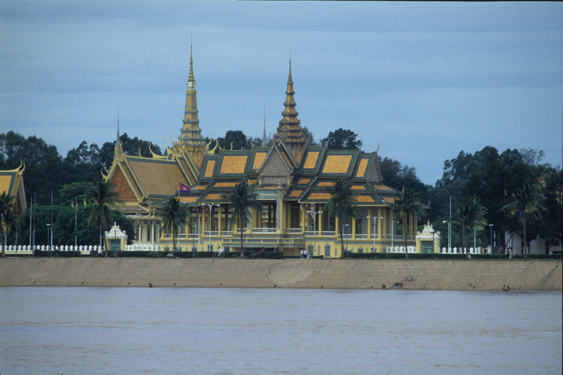 Vista parziale della residenza reale, a Phnom Penh. Foto Piergiorgio Pescali.