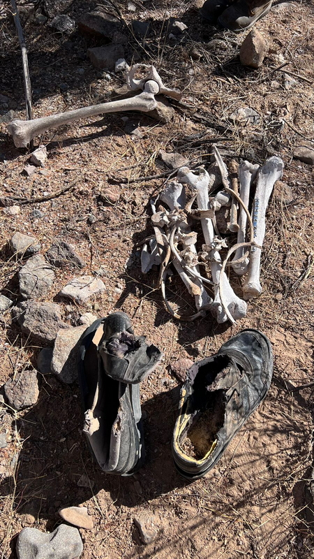 Scarpe e ossa umane emerse dallo scavo. Foto Ugo Zamburru.