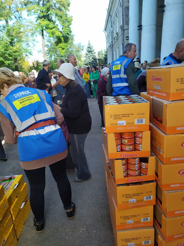 distribuzione cibo ai poveri zaporoza francescani_resize