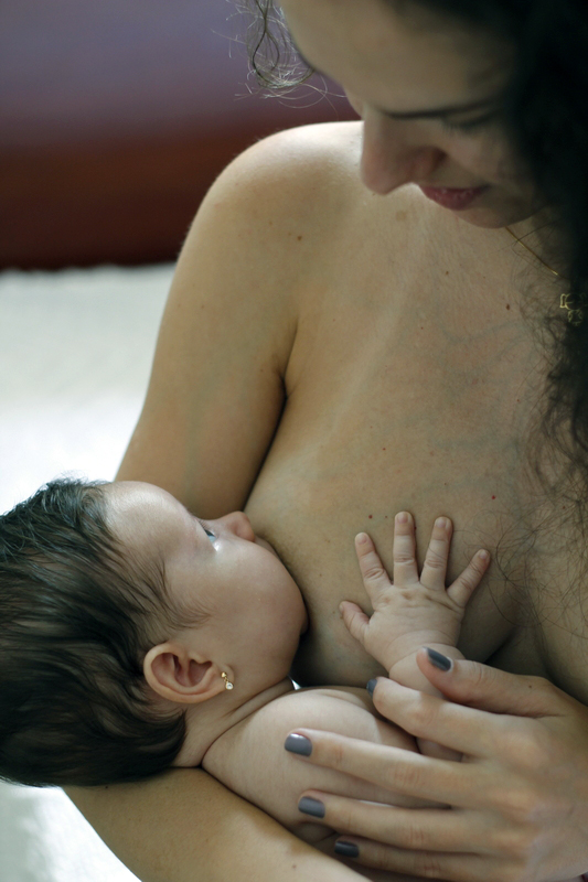 Allattamento al seno. Foto Grisguerra – Pixabay.