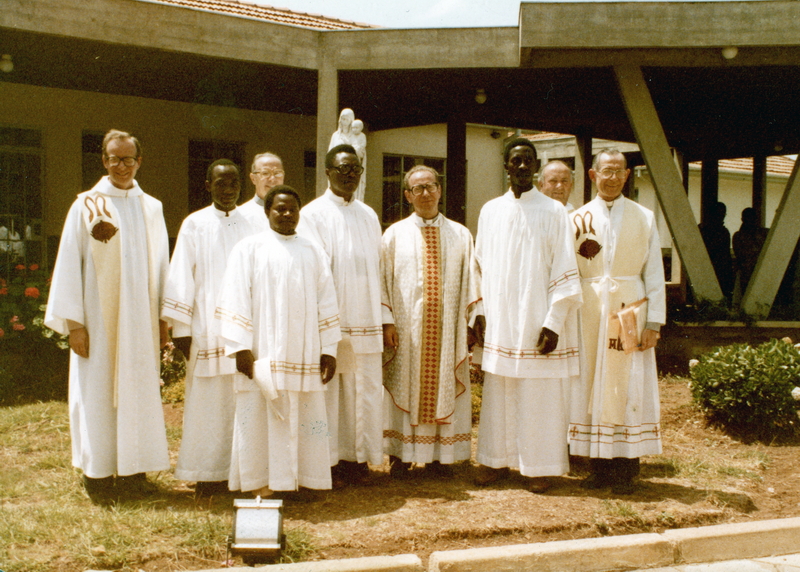 Nel Consolata Seminary di Nairobi con un gruppo di studenti  nel 1982